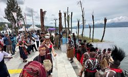 2 Totem Kamoro Hadir di Danau Toba, Bukti Lambang Persahabatan Suku Batak dan Suku Kamoro Papua