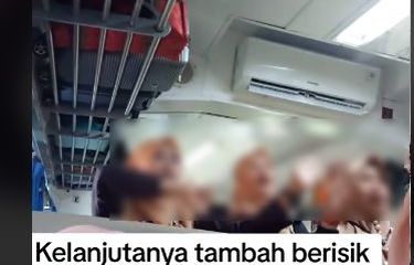 Tangkapan layar unggahan video TikTok yang merekam rombongan ibu-ibu bernyanyi dan memenuhi lorong kereta api.