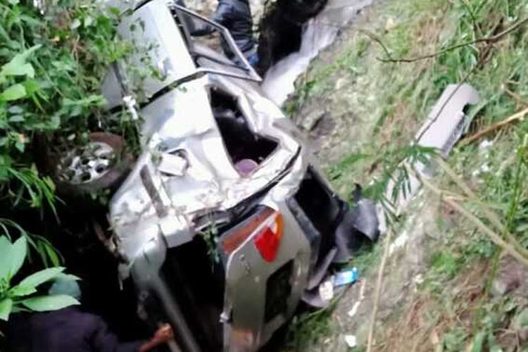 Sebuah mobil Toyota Kijang mengalami kecelakaan terjun bebas di Bandung Barat, Jumat (29/4/2022).