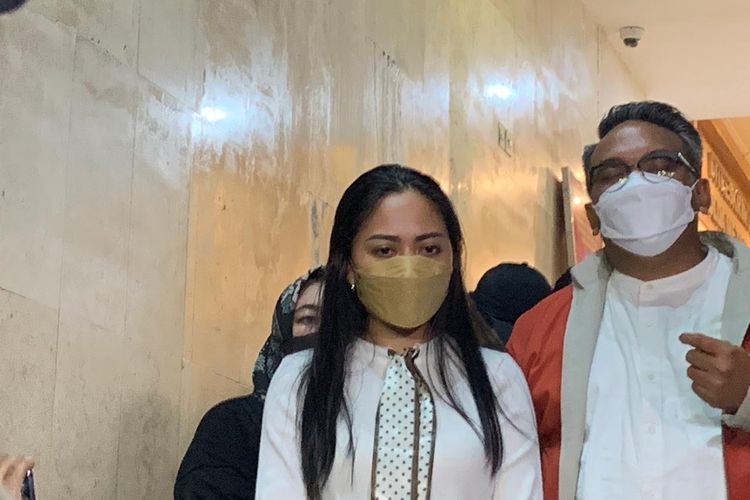 Selebgram Rachel Vennya (masker coklat) telah rampung menjalani pemeriksaan di Mapolda Metro Jaya, Kamis (21/10/2021) petang.