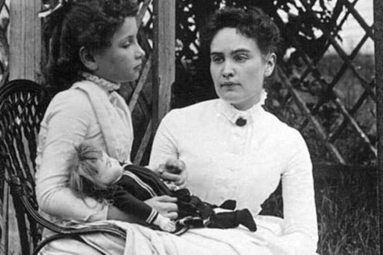 Helen Keller bersama dengan gurunya, Anne Sullivan.