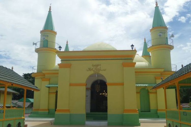 Masjid Sultan Riau di Pulau Penyengat, Tanjungpinang.