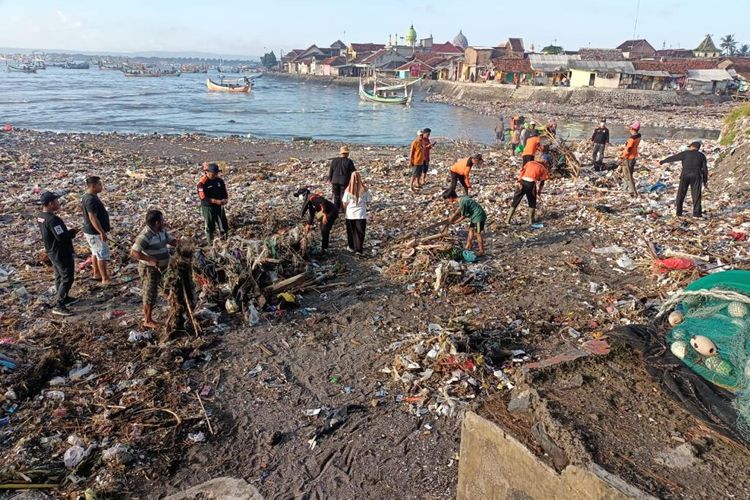 Upaya pembersihan sampah di pesisir pantai Muncar 