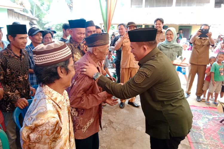 Bupati Seluma Erwin Octavian dalam sebuah kesempatan bersama masyarakat desa.