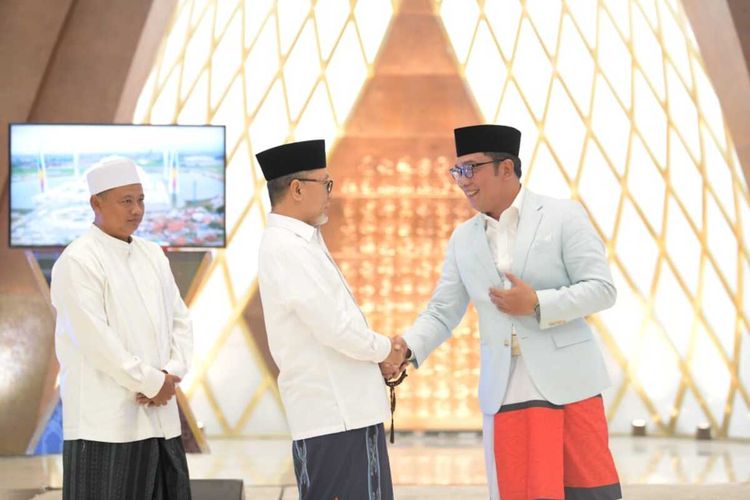 Gubernur Jawa Barat Ridwan Kamil bersalaman dengan Menteri Perdagangan Zulkifli Hasan dalam peresmian Masjid Al Jabbar di Bandung, Jawa Barat, Jumat (30/12/2022).