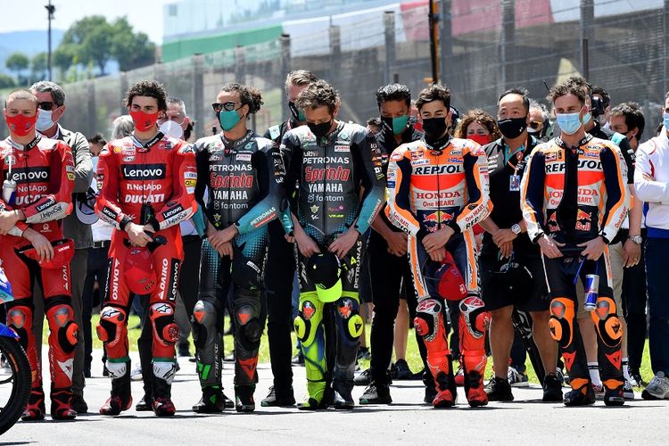 Pebalap MotoGP diam selama satu menit sebagai penghormatan untuk pebalap Moto3 Jason Dupasquier, yang meninggal pada usia 19 tahun karena kecelakaan saat kualifikasi di Grand Prix Italia, sebelum dimulainya balapan MotoGP balapan MotoGP Italia di Mugello pada Minggu 30 Mei 2021.