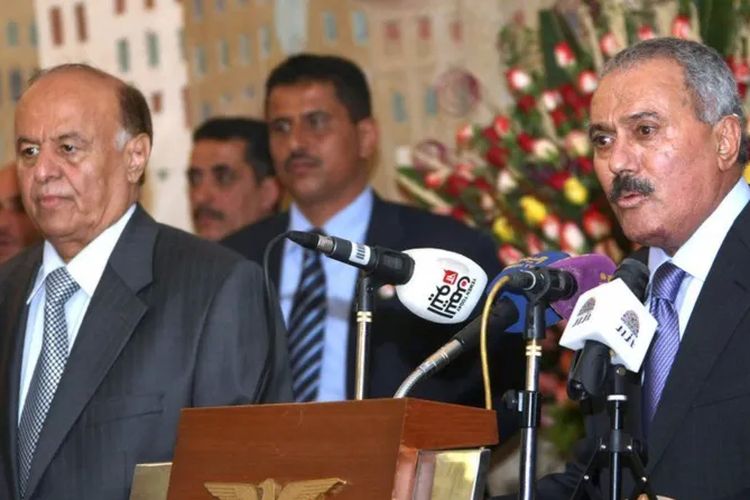 Pemberontak Houthi bertujuan untuk menggulingkan Presiden Yaman Abdrabbuh Mansour Hadi (kiri) dan mengembalikan Abdullah Saleh (kanan) ke puncak kekuasaan. 