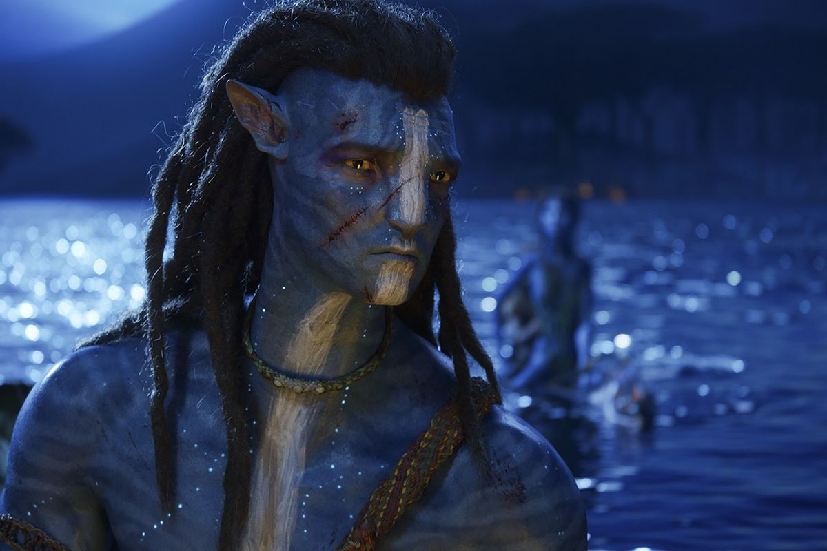 Penampilan Sam Worthington saat kembali menghidupkan peran Jake Sully dalam film Avatar: The Way of Water yang akan dirilis pada 14 Desember 2022.