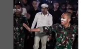 Dikawal Prajurit TNI, Dedi Mulyadi Temui Pengunjuk Rasa di Gedung DPRD Jabar