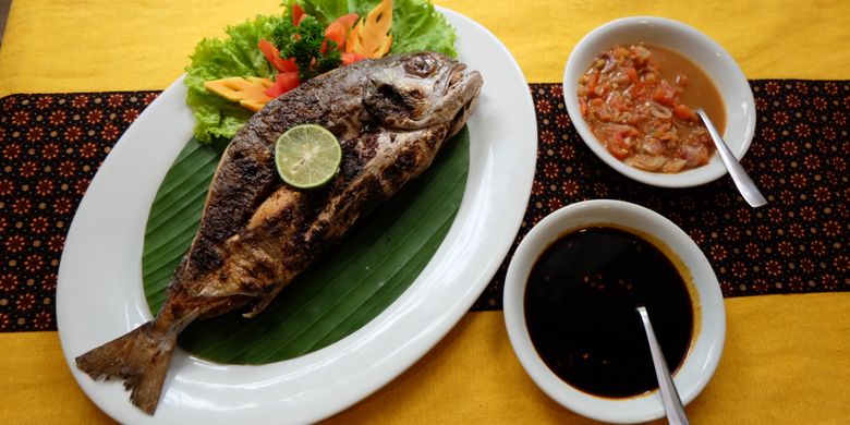 Ikan bakar pecah kulit di Kedai Sirih Merah.