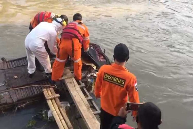 Tim SAR gabungan melakukan evakuasi jenazah yang ditemukan tersangkut di keramba di Kali Jangkuk, Kamis (29/10/2020).
