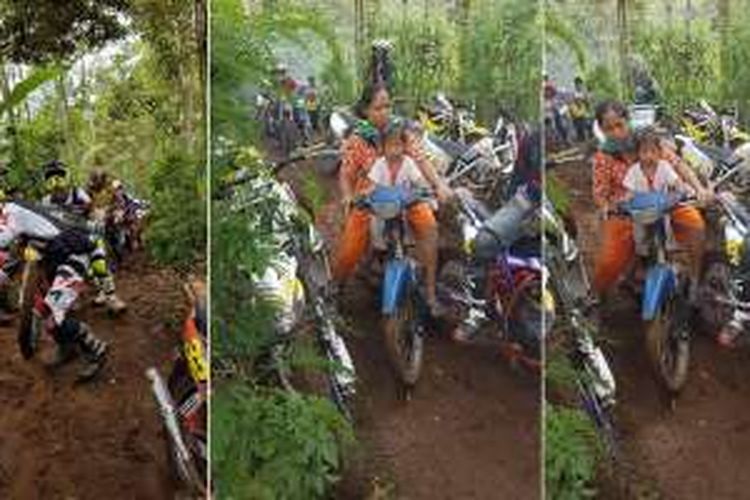 Foto seorang ibu mengendarai sepeda motor bebek melewati para crosser di lereng Gunung Semeru, Sabtu (8/10/2016).