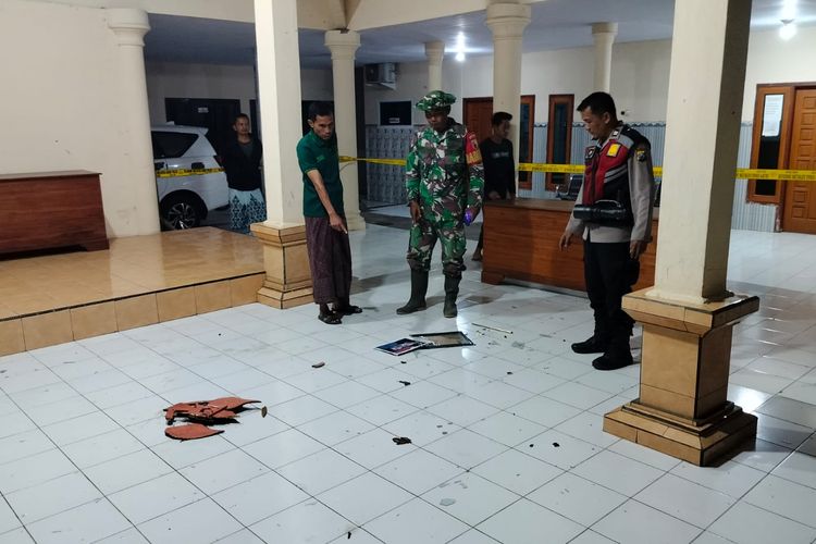 Balai Desa di Pasuruan Dirusak OTK, Barang-barang Berserakan