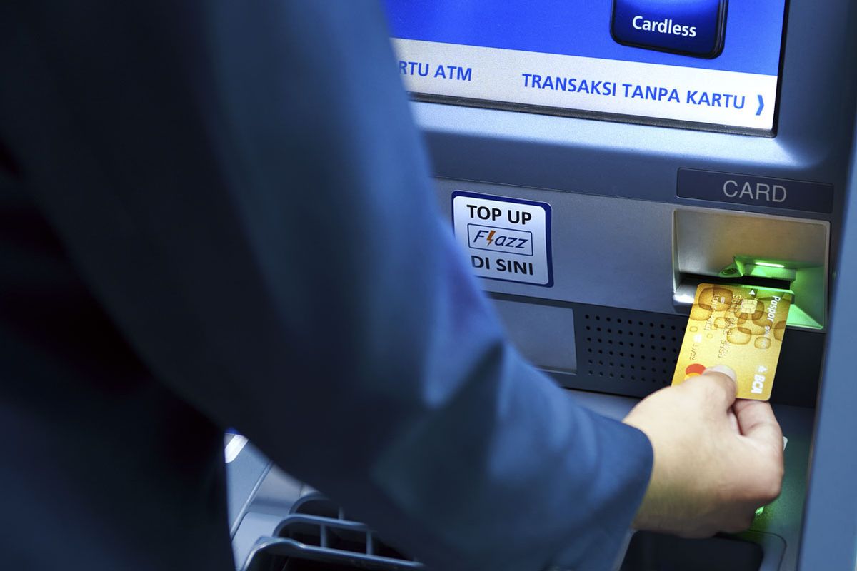 Cara tarik tunai saldo OVO dan GoPay di ATM BCA dengan mudah tanpa kartu debit.  