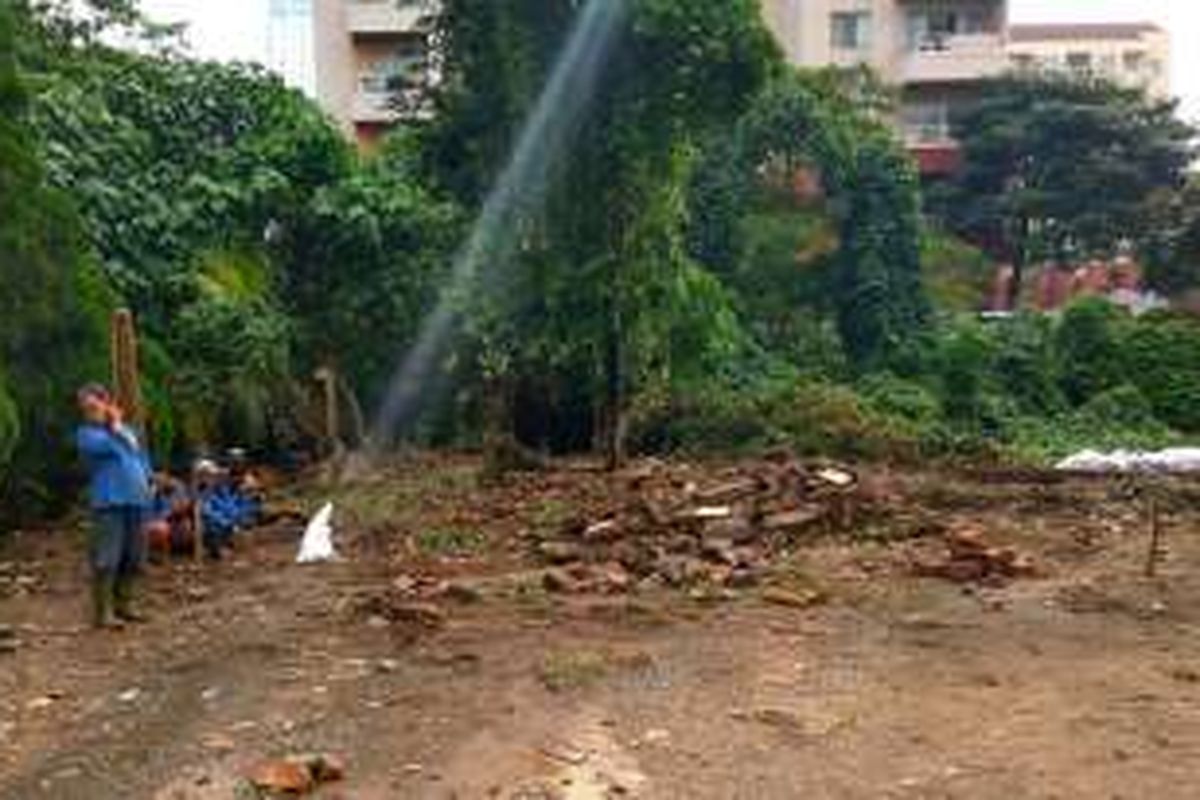 Puing tembok jebol di Jalan Taman Kemang masih perlu dibersihkan sebelum dipasang  beronjong sebagai tanggul sementara, Senin sore (29/8/2016).