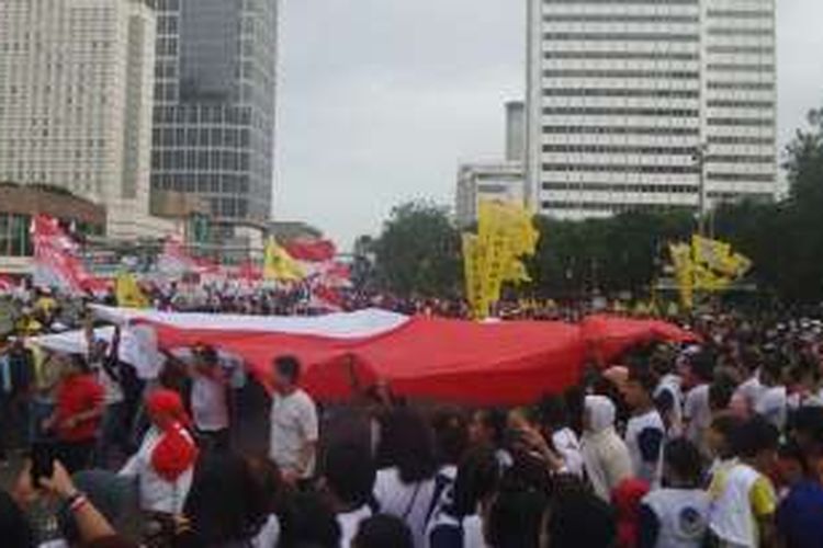 Bendera merah putih raksasa dalam aksi 