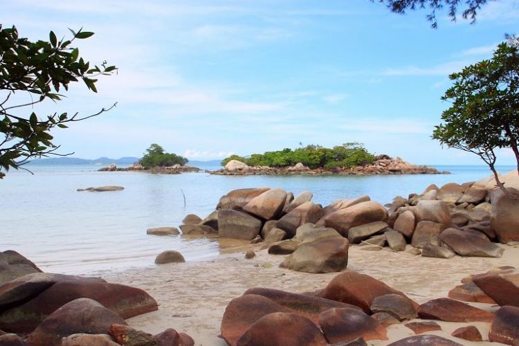 Bebatuan di Pantai Tanjung Krasak, Kabupaten Bangka Selatan, Provinsi Bangka Belitung.