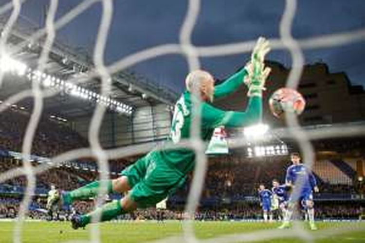 Bola eksekusi penalti Oscar mampu dihalau oleh Wilfredo Daniel Caballero saat Chelsea menang 5-1 atas Manchester City pada babak kelima Piala FA di Stadion Stamford Bridge, Minggu (21/2/2016). 