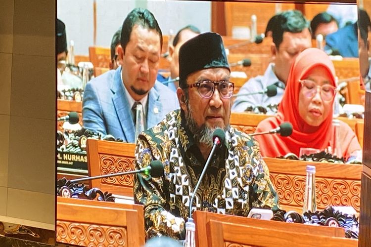 Anggota DPR Fraksi PKS Fahmi Alaydroes saat menyampaikan interupsi dalam rapat paripurna DPR, Selasa (5/3/2024).