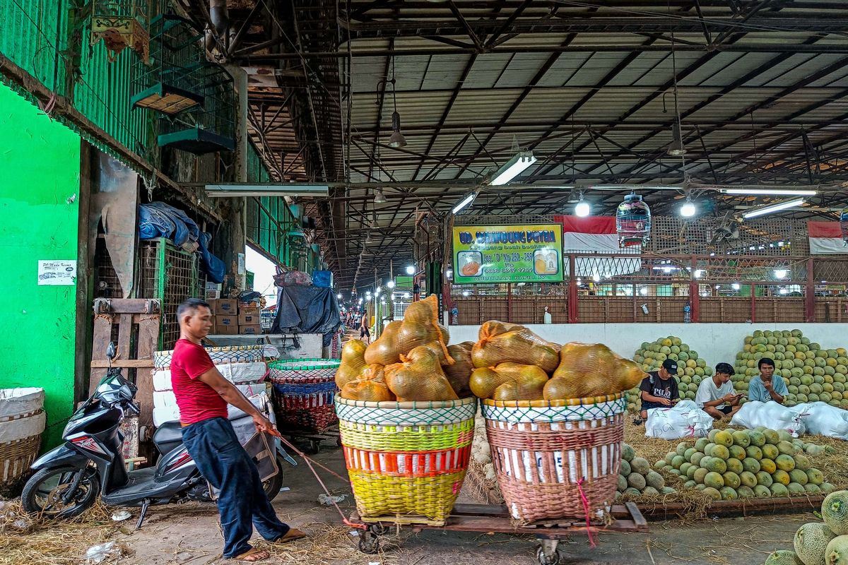 Suasana aktivitas pedagang di Pasar Induk Kramat Jati, Jakarta Timur, Sabtu (12/2/2022).