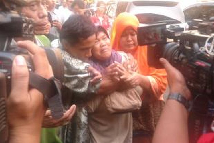 MR (48), ibu dari MA (24), pelaku penghinaan terhadap Presiden Joko Widodo, berteriak histeris, saat menduga anaknya akan dibebaskan oleh pihak Bareskrim Polri, Jumat (31/10/2014).