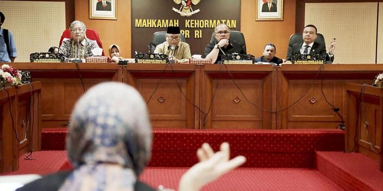 Majelis Kehormatan Dewan DPR RI mendengarkan penjelasan dari Ahli Bahasa Yayah Bachria Mugnisjah yang diundang sebagai saksi ahli pada rapat konsultasi  pimpinan dan anggota Mahkamah Kehormatan Dewan (MKD), di gedung MPR/DPR, Senayan, Jakarta, Selasa (24/11/2015). Pembahasan  menyoal perbedaan tafsir kata dapat pada Bab IV Pasal 5 ayat (1) Peraturan DPR Nomor 2 Tahun 2015, yang kemudian menurut Yayah, dapat diartikan bisa atau boleh. Arti lainnya bisa juga diizinkan atau tidak dilarang sehingga setiap orang berhak mengadu ke MKD.