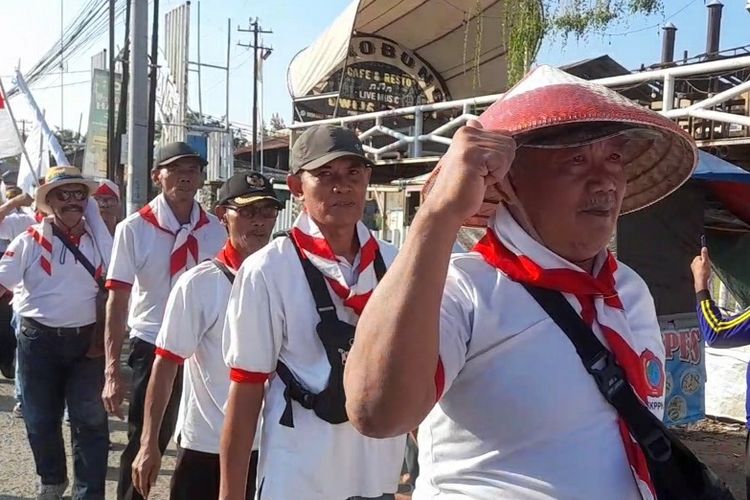 Puluhan pensiunan pabrik gula PTPN IX yang merukan perusahan BUMN di Jateng menggelar aksi jalan kaki ke istana Jakarta menuntut uang pensiunan yang layak dari rumah besaran bekas Pabrik Gula Jatibarang, Brebes, Minggu (21/6/2025).