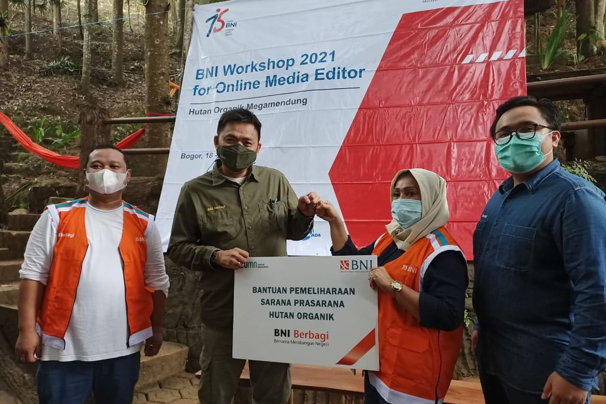 Pemimpin Hutan Organik Megamendung Rosita (kedua dari kanan) dan Group Head Tanggung Jawab Sosial dan Lingkungan (TJSL) PT Bank Negara Indonesia (BNI) Kliko Mulyono (kedua dari kiri) saat menunjukkan tanda kolaborasi tetap di Megamendung, Kabupaten Bogor, Sabtu (19 Juni 2021).