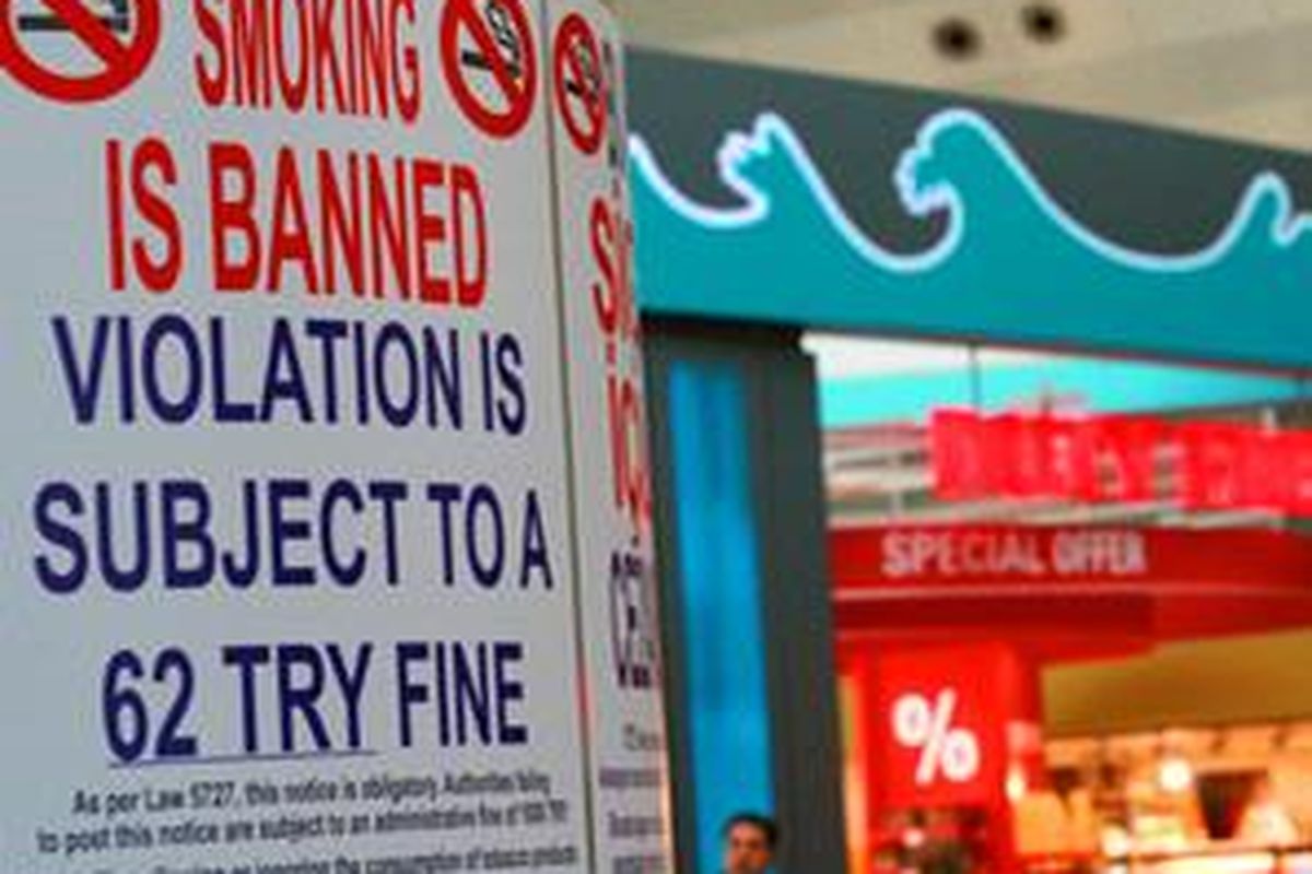 Poster macam ini banyak tersebar di berbagai sudut bandara Ataturk Istanbul, Turki. Pelarangan merokok di areal publik terlihat efektif di sini.