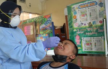 Dinas Kesehatan Kota Malang melakukan tes swab antigen di SMPN 21 Malang pada Jumat (21/1/2022). 