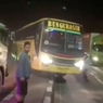 Viral, Video Truk Adang Rombongan Bus yang Nekat Lawan Arah