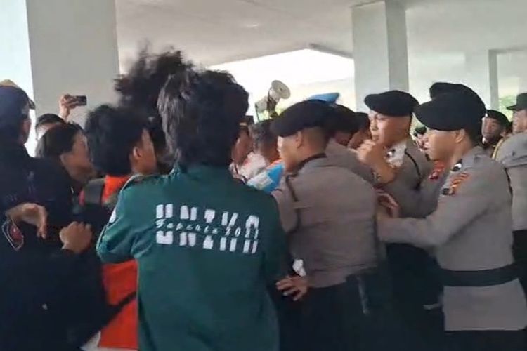 Demo 28 Oktober di Mamuju Berujung Ricuh, Massa dan Aparat Saling Dorong