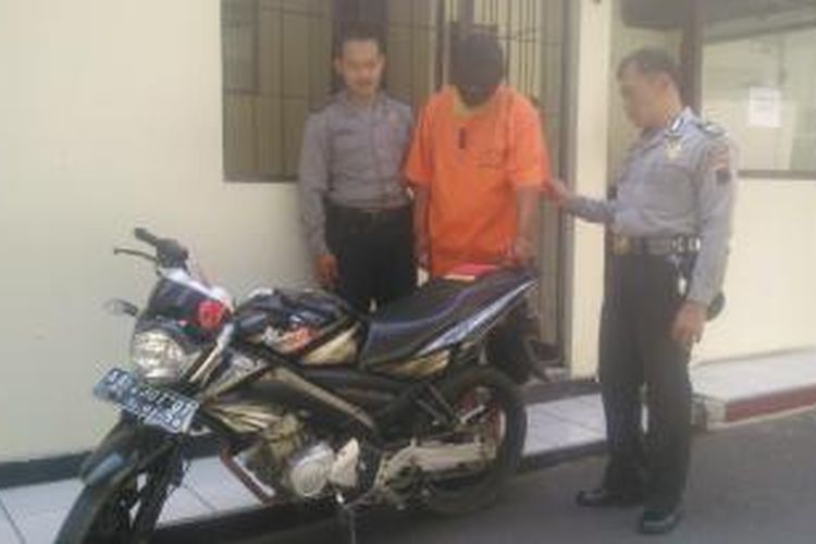 Tersangka penjambretan, Sudarmono (baju tahanan), diamankan aparat Polres Magelang Kota bersama barang bukti, Senin (26/10/2015).