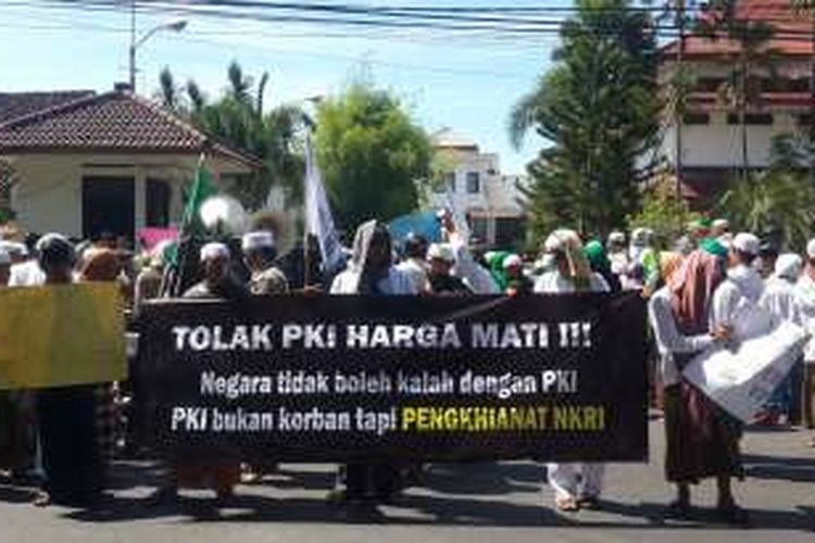 Puluhan massa yang tergabung dalam Front Pancasila saat menggelar aksi demonstrasi di depan Gedung DPRD Kota Pasuruan, Senin (2/5/2016). Mereka menggelar demonstrasi dengan berkeliling ke kantor instansi pemerintahan untuk menolak PKI.
