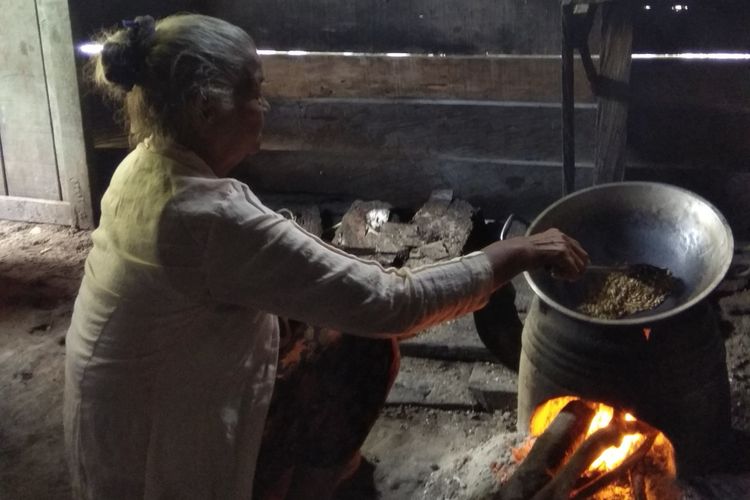 Seorang warga menyangrai biji kopi jenis liberica dari hasil kebun kopi milik warga Desa Kumpai Batu Atas, Kotawaringin Barat, Kalimantan Tengah, Sabtu (17/2/2018). Pemerintah Kabupaten Kotawaringin Barat berencana mengembangkan agrowisata untuk menarik kunjungan wisatawan nusantara maupun mancanegara.