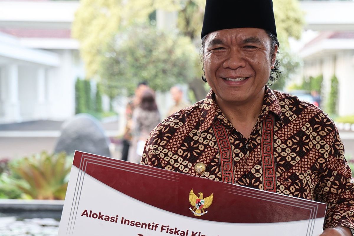 Penjabat (Pj) Gubernur Banten Al Muktabar menerima Dana Insentif Fiskal (DIF) dari Kementerian Keuangan (Kemenkeu) sebesar Rp 5.723.149.000 untuk penghargaan Kinerja Tahun Berjalan Kategori Percepatan Penurunan Stunting pada Tahun Anggaran (TA) 2023, di Istana Wapres RI, Jalan Medan Merdeka Selatan, Jakarta Pusat, Jumat (6/10/2023).
