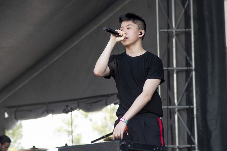 Rapper asal Indonesia Rich Brian tampil di Bonnaroo Music and Arts Festival di Manchester, Tennessee, AS, pada 10 Juni 2018.