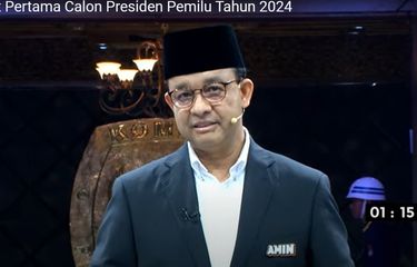 Calon presiden nomor urut 1 Anies Baswedan memaparkan visi misinya di bidang hukum dalam debat capres hari ini di gedung KPU, Selasa (12/12/2023).