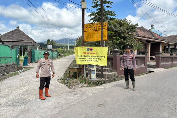 Polisi jaga ketat simpang empat menuju lokasi terdampak bencana Gunung Semeru