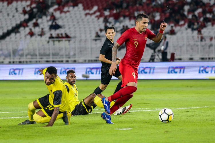 Penyerang Timnas Indonesia, Alberto Goncalves, berusaha melewati pesepak bola timnas Vanuatu dalam pertandingan persahabatan di Stadion Gelora Bung Karno, Jakarta Pusat, Sabtu (15/6/2019). Tim Nasional (timnas) Indonesia meraih kemenangan telak saat melakoni laga bertajuk FIFA Matchday melawan Vanuatu dengan skor 6-0.