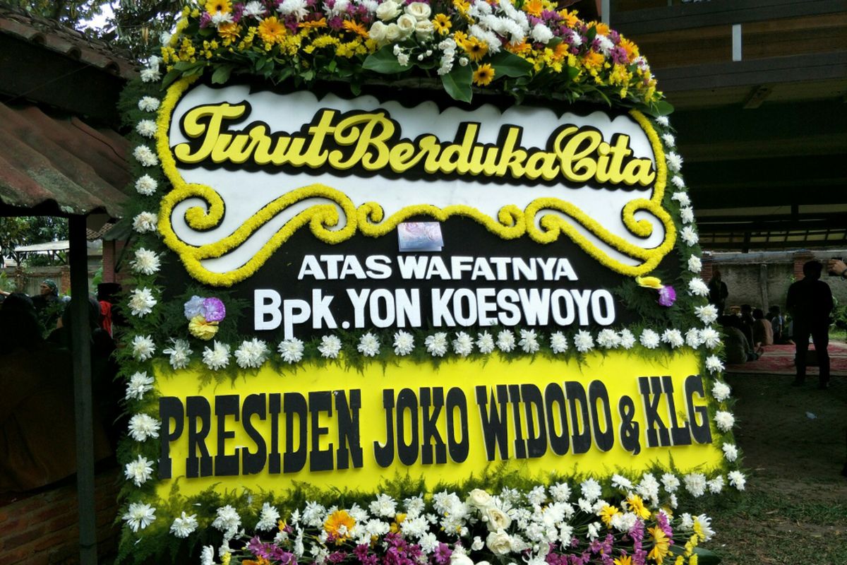 Karangan bunga dari Presiden Republik Indonesia Joko Widodo di kediaman Yon Koeswoyo di jalan Salak, Pamulang, Tangerang Selatan, Jumat (5/1/2018).