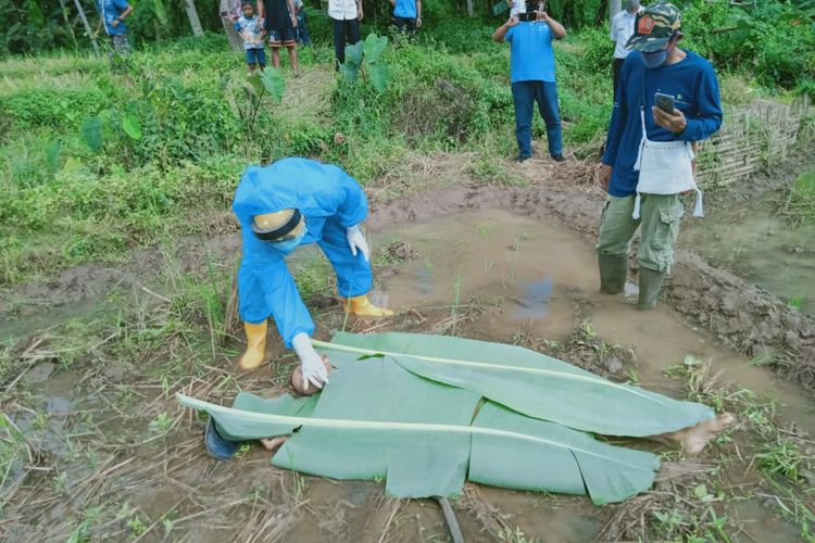 Jenazah petani asal Sumedang yang meninggal dadakan di sawah miliknya dievakuasi petugas menggunakan APD lengkap, Rabu (29/4/2020). Dok. Polres Sumedang/KOMPAS.com