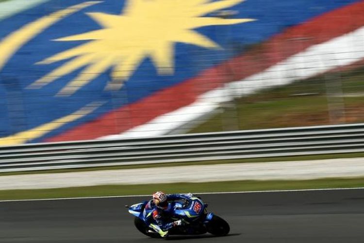 Pebalap Team Suzuki MotoGP asal Spanyol, Maverick Vinales, memacu motornya pada sesi latihan bebas pertama GP Malaysia di Sirkuit Sepang, Juma (28/10/2016).