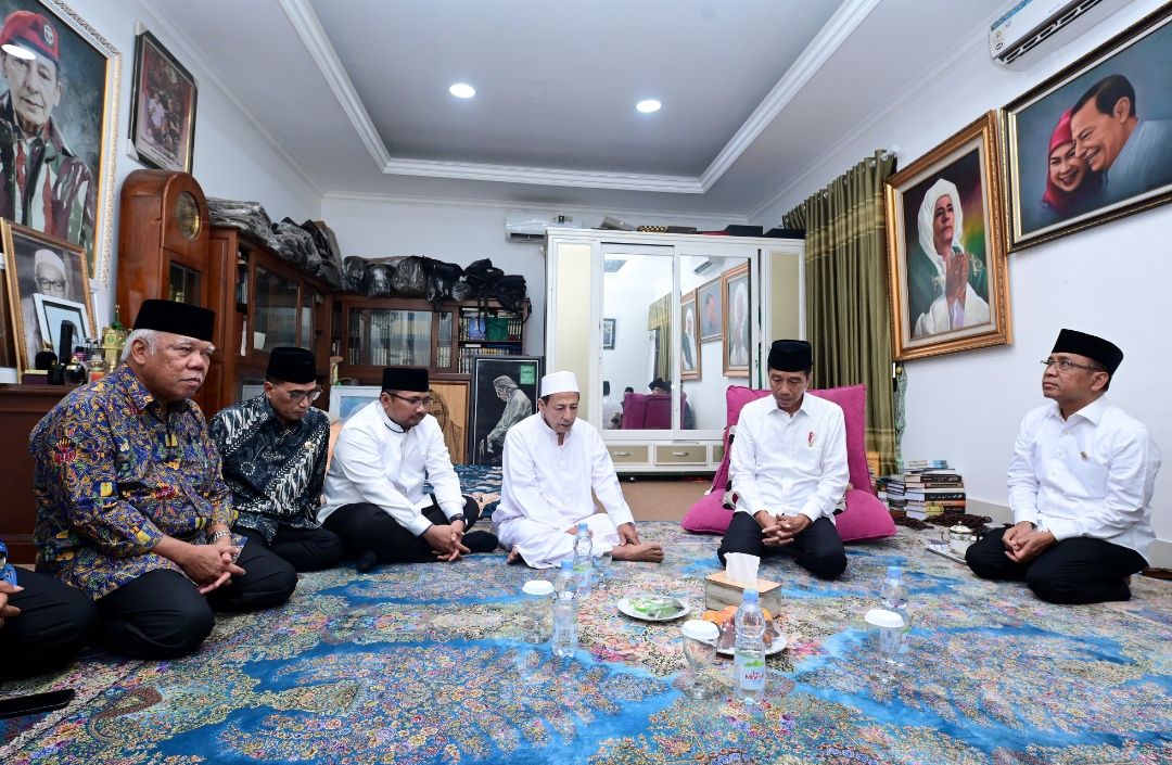 Jokowi Melayat dan Shalatkan Jenazah Almarhumah Istri Habib Luthfi