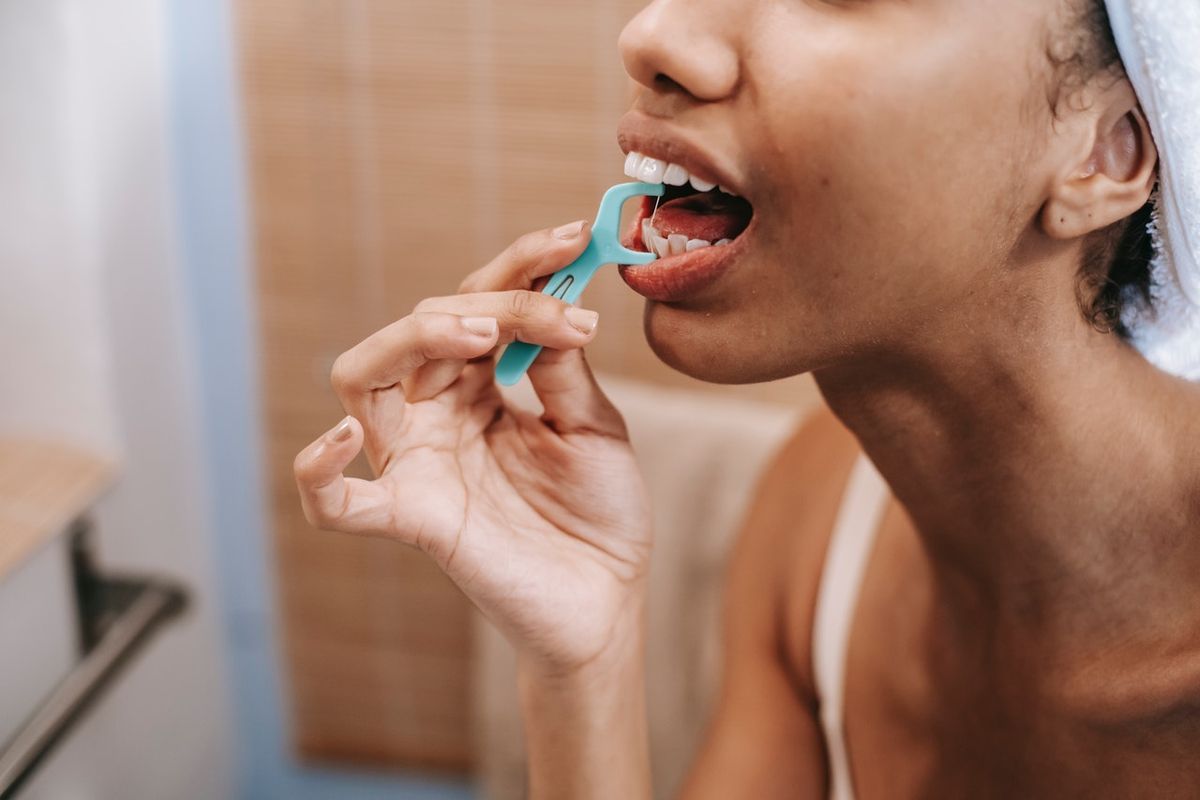 Rutin flossing, setidaknya sehari sekali bisa menjadi cara menjaga gusi tetap sehat.