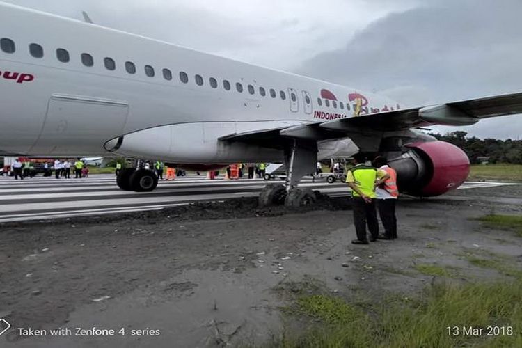 Pesawat Batik Air yang tergelincir saat hendak take off di Bandar Udara Rendani, Manokwari, Papua Barat, Selasa (13/3/2018).