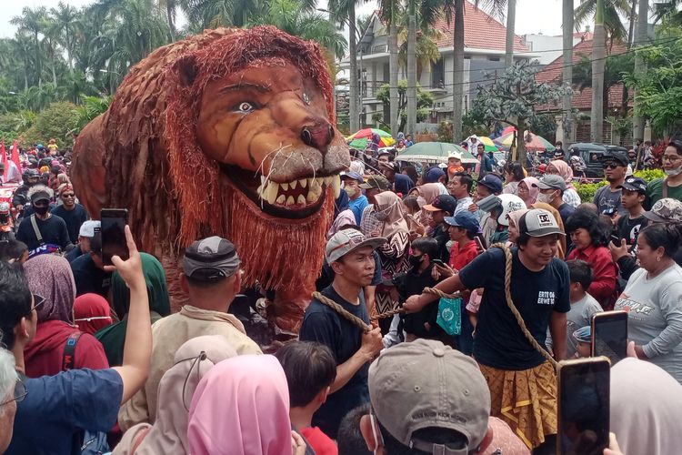Suasana karnaval di Kota Malang pada Minggu (11/9/2022).  