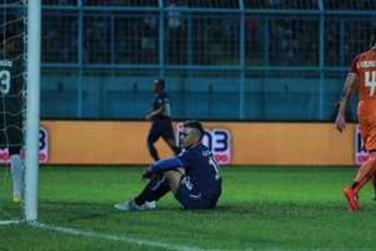 Penyerang Arema Cronus, Cristian Gonzales, tampak kecewa seusai timnya dikalahkan Pusamania Borneo FC 1-2 di Stadion Kanjuruhan, Kabupaten Malang, Sabtu (20/8/2016). 