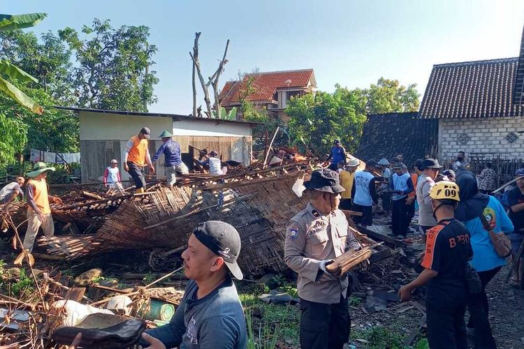 Ditinggal Sementara, Rumah Warga Magetan Roboh Diterjang Hujan Deras
