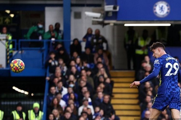 Penyerang Chelsea, Kai Havertz, mencetak gol dalam pertandingan Liga Inggris melawan Burnley di Stamford Bridge, Sabtu (6/11/2021).  